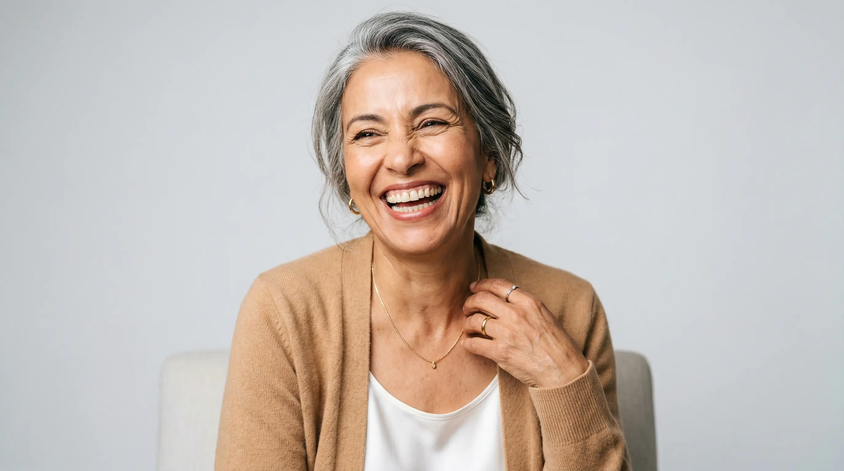 Patiente souriant après pose d'implant dentaire